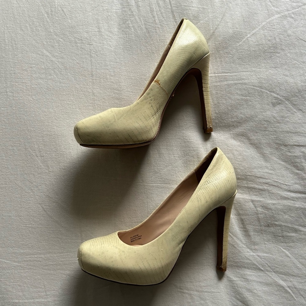 Pour La Victoire Vintage Cream Textured Pumps